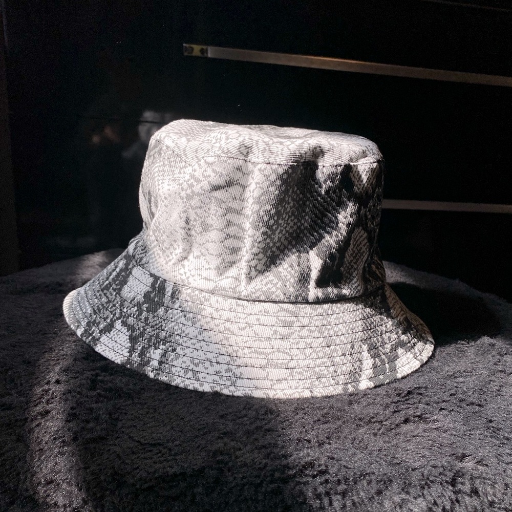 Reversible bucket hat